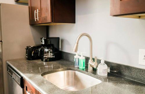 Walkable and Spacious Apt - Parking -- GroupStay - Foto 18