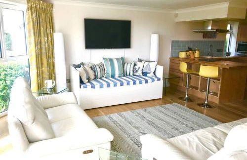 Barton on Sea self contained, stunning sea views - Photo 10