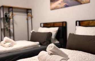 STN Royale Suite - Ferienwohnung mit 4 Schlafzimmer, 8 Big Beds, Parkplatz & Balkon, Highspeed WLAN, Netflix Premium, Zentral zu Audi & Schwarz Gruppe - Foto 9