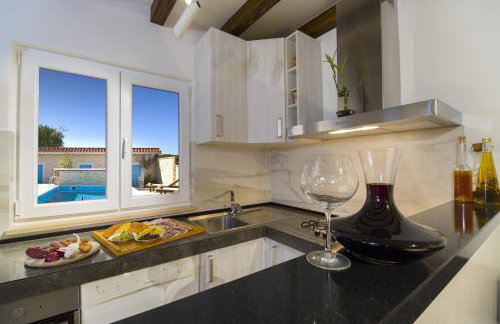 Villa Vision with Heated Pool & Jacuzzi in Sestanovac - Foto 10