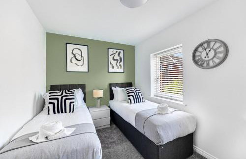 Stylish House with Driveway Parking, Self-Check-In, Fast WiFi and Smart TV by Yoko Property - Foto 2