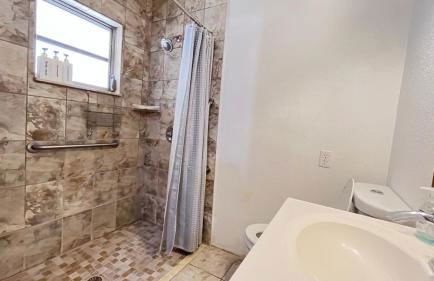 Two Story Pool home - walk to beach - Foto 5