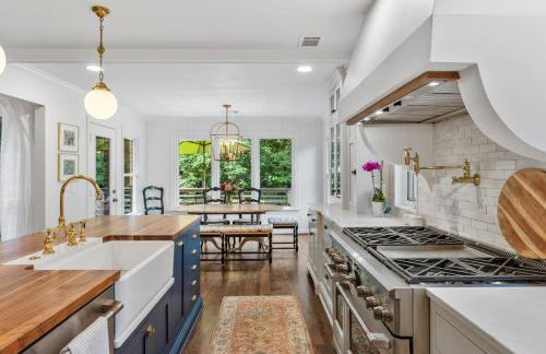 Updated and Spacious Home with Huge Yard Office and Decks - Foto 1