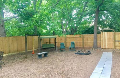 Family Friendly Downtown Home - Private Yard & Grill - Location, Location, Location! - Foto 22