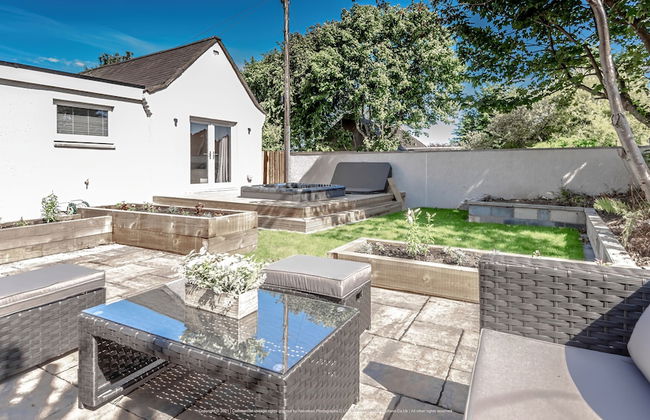 Lovely 1-bed Cottage in Kelty With Hot Tub - Foto 6