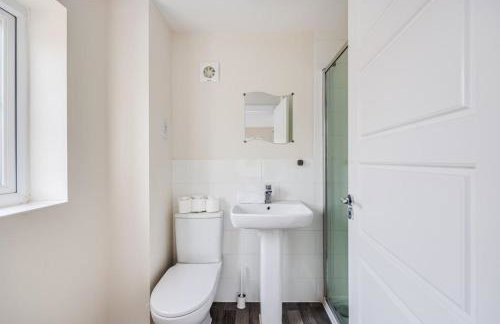 Detached House in Brooklands - Prime Location - Driveway Parking, Self-Check-In, Fast WiFi and Smart TV by Yoko Property - Foto 15