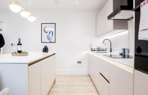 The Abbey Apartment - 1BR Apt with Dedicated Workspace, Fast Wifi & Stylish Kitchen Island & Free Secure Underground Parking - Foto 46