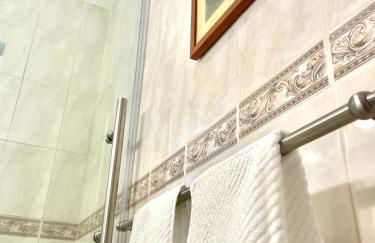 Comfy BNB w/ King Bed + Work/Travel + Beach 8 Min - Foto 23