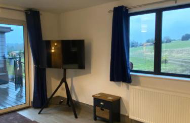 POPPY LUXURY LODGE Sleeps 8 at Fairview Farm, Ravenshead, Nottingham Near Sherwood Forest, Dog Friendly, Farm Stay great for wedding groups, families, Hen Do's, friends gatherings with amazing views - Foto 7