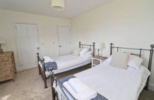 WALK TO THE BEACH, spacious cottage with sea views - Foto 16