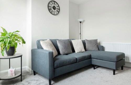 Lovely 2 Bedroom House - Free Parking - Accommodation near QMC Hospital & University of Nottingham - Suitable for Short Stays & Long Stays - Photo 34