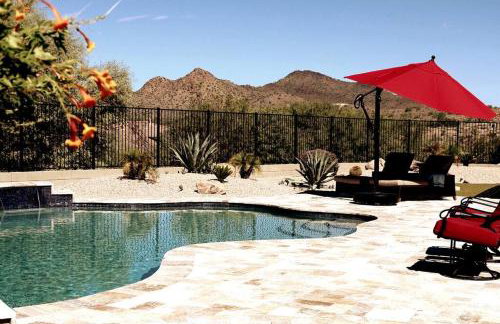 Phoenix Home with heated pool, desert views & hot tub - Foto 1