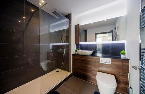 Step Free 2 Bed 2 bath Oasis FlatIClose to David Lloyd Gym with Fully Equipped Kitchen& Parking in DartfordIMins from station and 45 mins into Central London - Photo 37