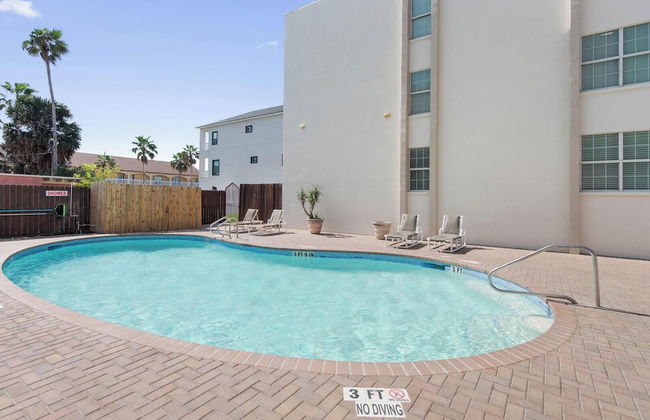 Modern Retreat, Block to Beach w Pool & Balcony - Foto 16