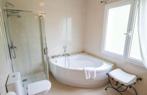 Luxury villa with private heated pool, garden and views of the sea and mountains. - Photo 15