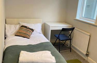 Balmoral House - Holiday Home - Photo 2