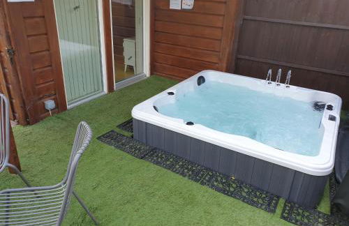 Luxurious lodge, Woodlands View, Hot tub at Rudyard Lake, couples or small family - Photo 19