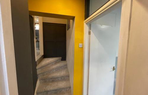 AdeamStays provides Beautiful centrally located 1 and 2 bed apartments on Liverpools Boulevard - Foto 9