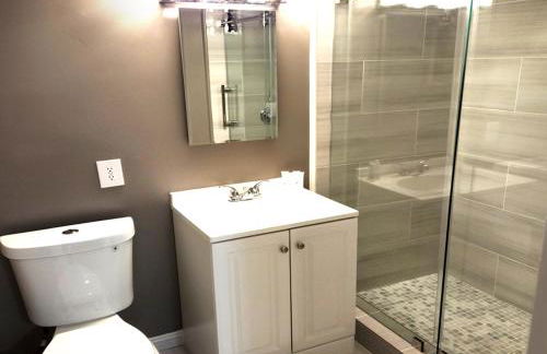 Beautiful Guesthouse, Sleeps 4 - Kitchen, Private Laundry, AC, Parking, 65' TV, Close to Stores, Restaurants & Beach - Foto 4