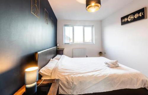 Family-Friendly 4-Bedroom House in Moston with Parking and Garden - Foto 26