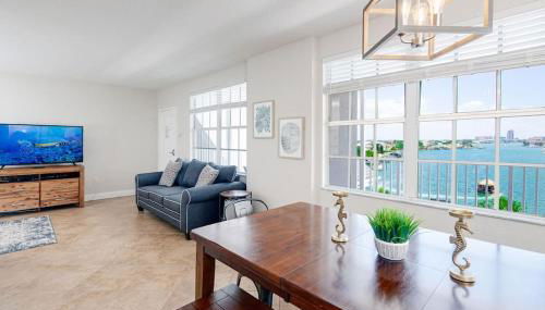 NEW Beach Condo 5 min walk to the Beach Sleeps 9 - Foto 5