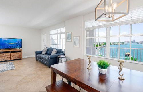 NEW Beach Condo 5 min walk to the Beach Sleeps 9 - Foto 5