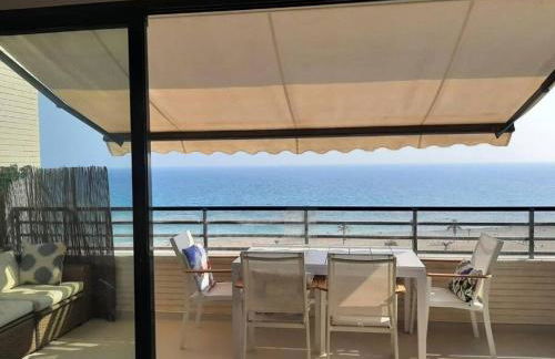 Top-Floor Beachfront Apartment with Parking, Pool, & Spacious Sea-View Balcony - Photo 9