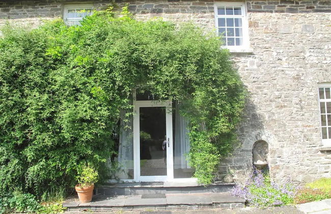 Comfortable Airy 5-bed Apartment in Llandysul - Photo 1