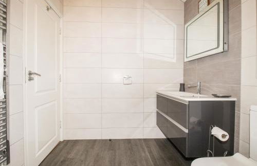 Beside the Sea - Photo 19