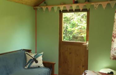 Rosa the Cosy Cabin - Gypsy Wagon - Shepherds Hut, RIVER VIEWS Off-grid eco living - Foto 13