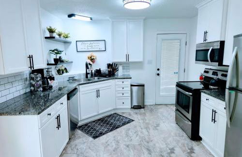 Cozy 4 bedroom home & Large Fenced Yard - Foto 1