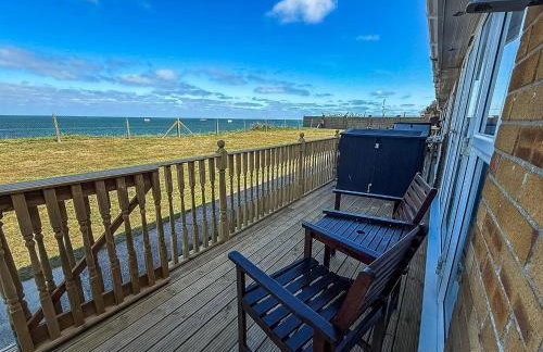 Lovely 5 Berth Bungalow At Waterside Village Park In Corton Ref 14006W - Photo 9