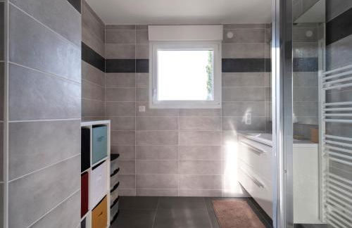 AZALEE - Parking gratuit - Terrasse couverte - Proche transport - Tout équipé - Photo 8