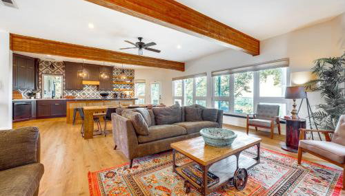 Modern Fischer House with Deck, Fire Pit and Hot Tub! - Foto 5