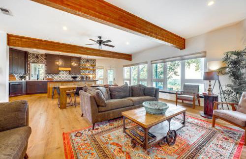 Modern Fischer House with Deck, Fire Pit and Hot Tub! - Foto 5