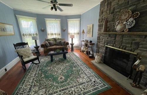 It's A Wonderful Life - Main St Penn Yan - Walk to Shops & Dining - Hot Tub - Pets OK - Seneca & Keuka Lake - Foto 47