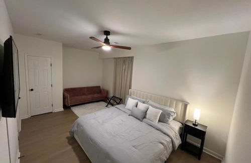 Modern Basement Retreat 2BR King suite - Foto 25