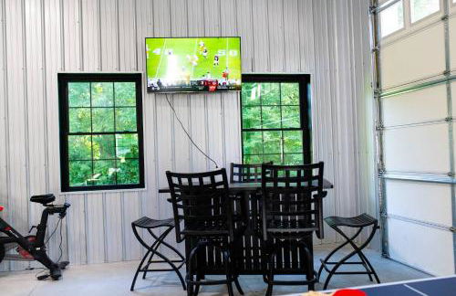 Luxury Barndo with Hot Tub, Indoor Sports Court, Private Acreage, and Near Notre Dame - Foto 27