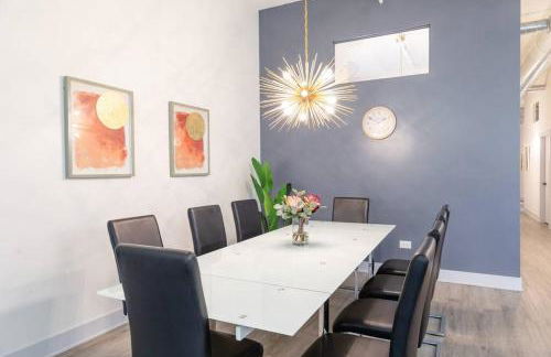 Luxurious 5BR Suite Perfect for Group of 12 guests with Pool table, Optional Parking and Gym Access Near McCormick Place and Soldier Field - Foto 11