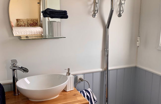 Shepherds Hut With Hot Tub, North Wales, Anglesey - Photo 6