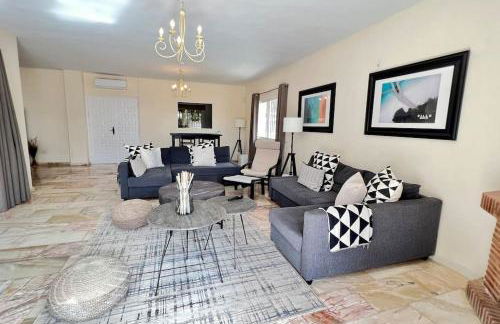 Beautiful Villa With Pool Scenic Views Sleeps 8 - Photo 25