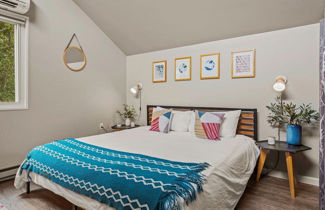 Inn the Poconos by Avantstay Private Lake Access Enclosed Hot Tub - Photo 22