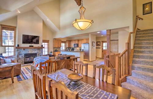 Ski-InandSki-Out Donnelly Townhome with Hot Tub! - Foto 12