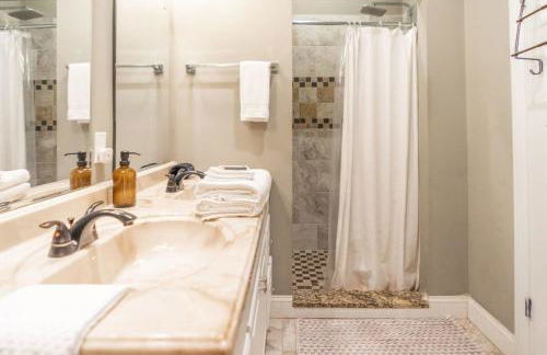 Lovely 4BR Shaw Family Home Garage ABODEbucks - Photo 26