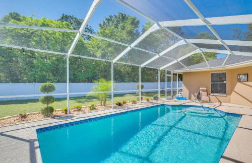 Relax Poolside Spring Hill Family Home with Yard! - Foto 1