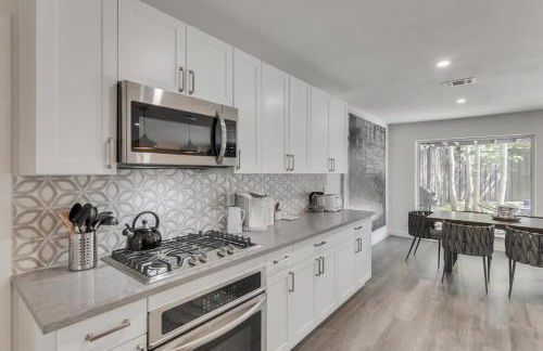 Luxury Home with 5 Bedrooms and Private Pool - Foto 22