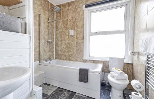 Beautiful Spacious four bedroom house with parking for 2 cars, 5 minute walk to southend station - Foto 37