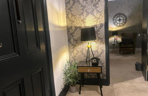 Park View is a beautiful whole entire house close to town centre, sleeps 8 in 4 rooms, 2 doubles and 4 single beds with 2 shower rooms, available for holidays, insurance stays, trades people, contractors, pets welcome - Foto 7