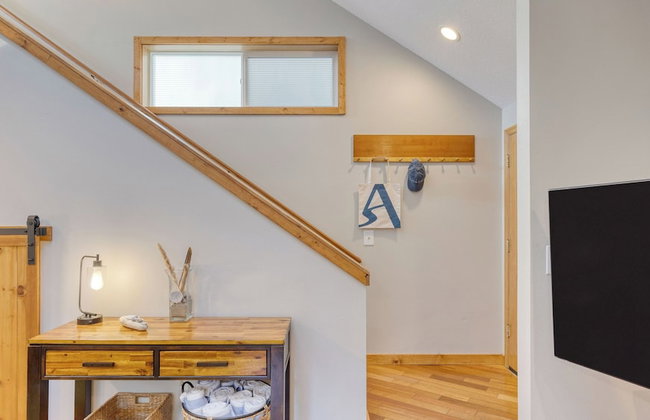 Royal Canoe by Avantstay Walk to the Shore + Cozy Fireplace - Photo 100