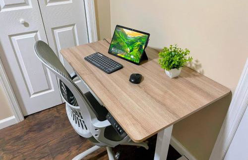 Cozy 2BR Brick Haven! Near light rail! 35m to NYC - Foto 9